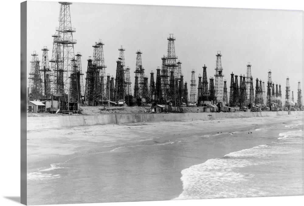 Industry oil. Intensive drilling along the ocean front at Huntington Beach, California, 1925.