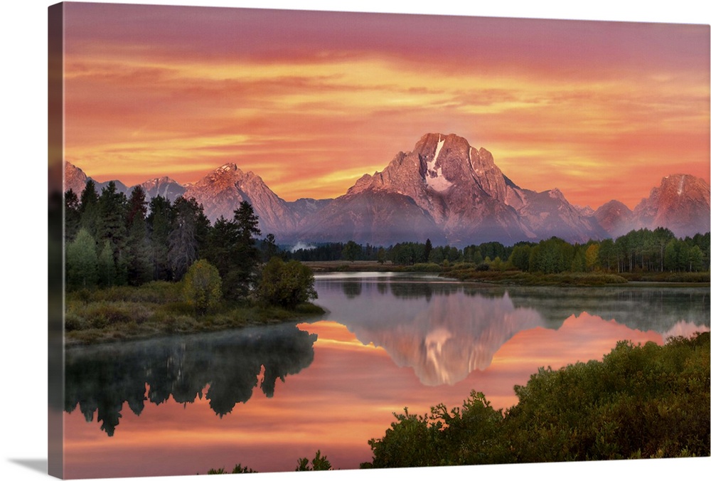 Famous mirror reflection of Mount Moran in the bend of the Snake River at Oxbow Bend.The Grand Teton National Park.