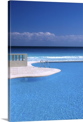Pool and blue ocean, Cancun, Mexico