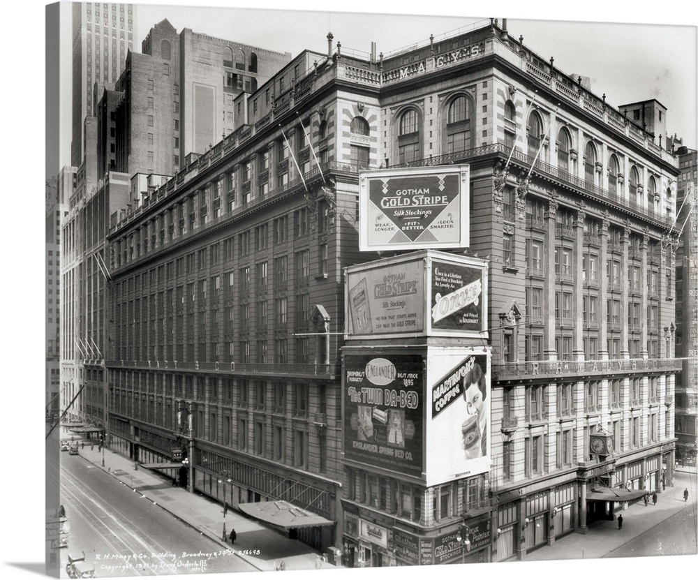 1931-New York City: Picture shows the R.H. Macy's store on the corner of Broadway and 34th Street, New York City.