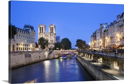 Seine river and Notre Dame Cathedral at dusk