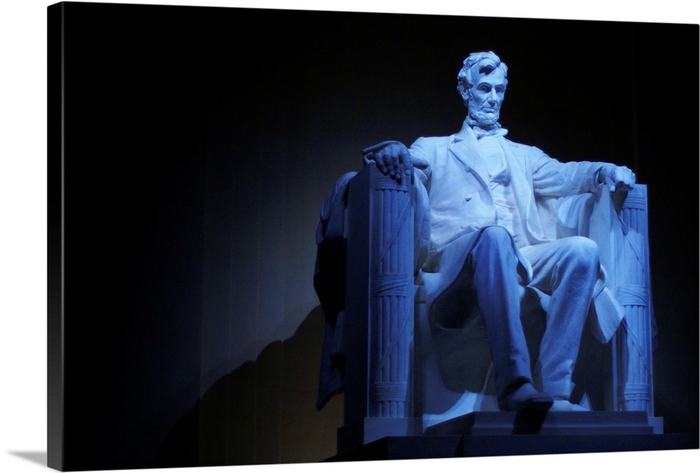 Statue of Abraham Lincoln at night.