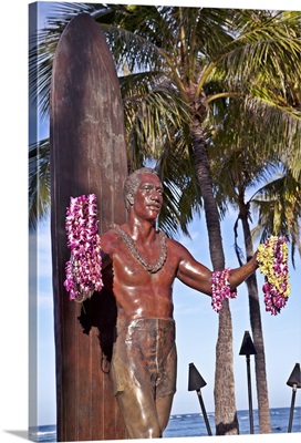 Statue of Duke Paoa Kahinu Mokoe Hulikohola Kahanamoku in Waikiki, Hawaii