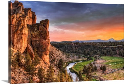 Sunset at Smith Rock State Park in Oregon with view of Crooked river.