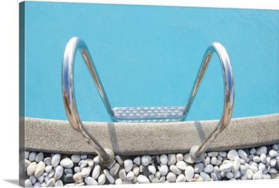 Swimming pool with white pebbles in edge.