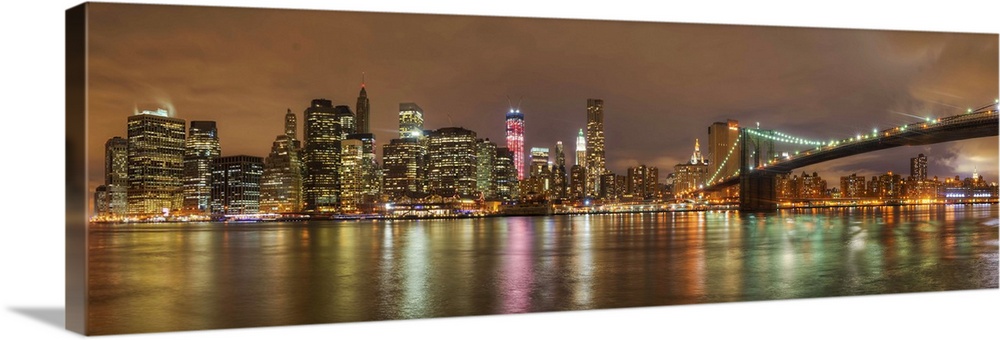 A panorama of the New York City skyline from the Brooklyn Promenade.