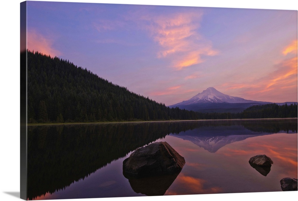 Trillium Lake and Mount Hood. Oregon, United States.