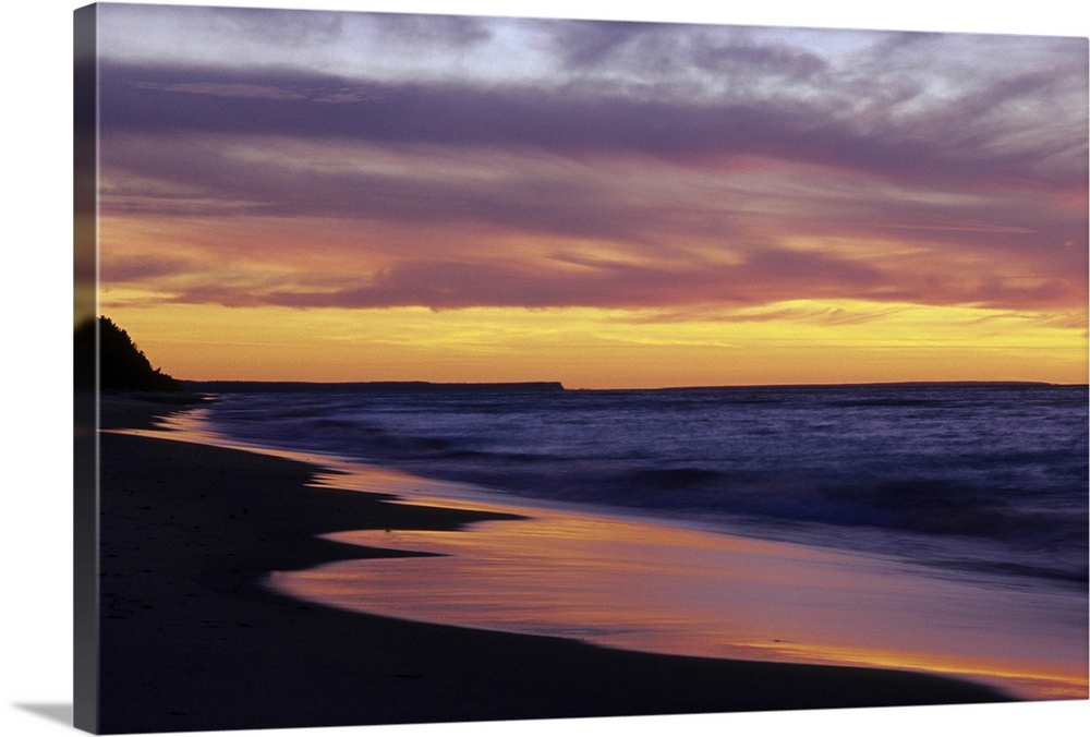 PICTURED ROCKS NATIONAL LAKESHORE AT SUNSET, LAKE SUPERIOR. Twelve Mile Beach. Michigans Upper Peninsula