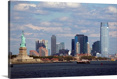USA, Jersey City, Skyline with Statue of Liberty