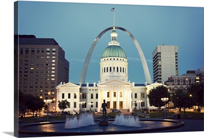 USA, Missouri, St. Louis, Fountain and courthouse at dusk