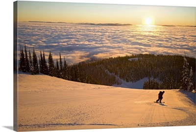 USA, Montana, Whitefish, Young man snowboarding