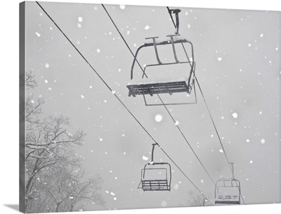 USA, New York, Hunter, Ski lift in snow