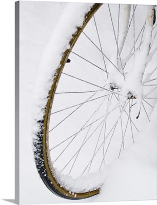 USA, New York State, Brooklyn, Williamsburg, bicycle wheel in snow