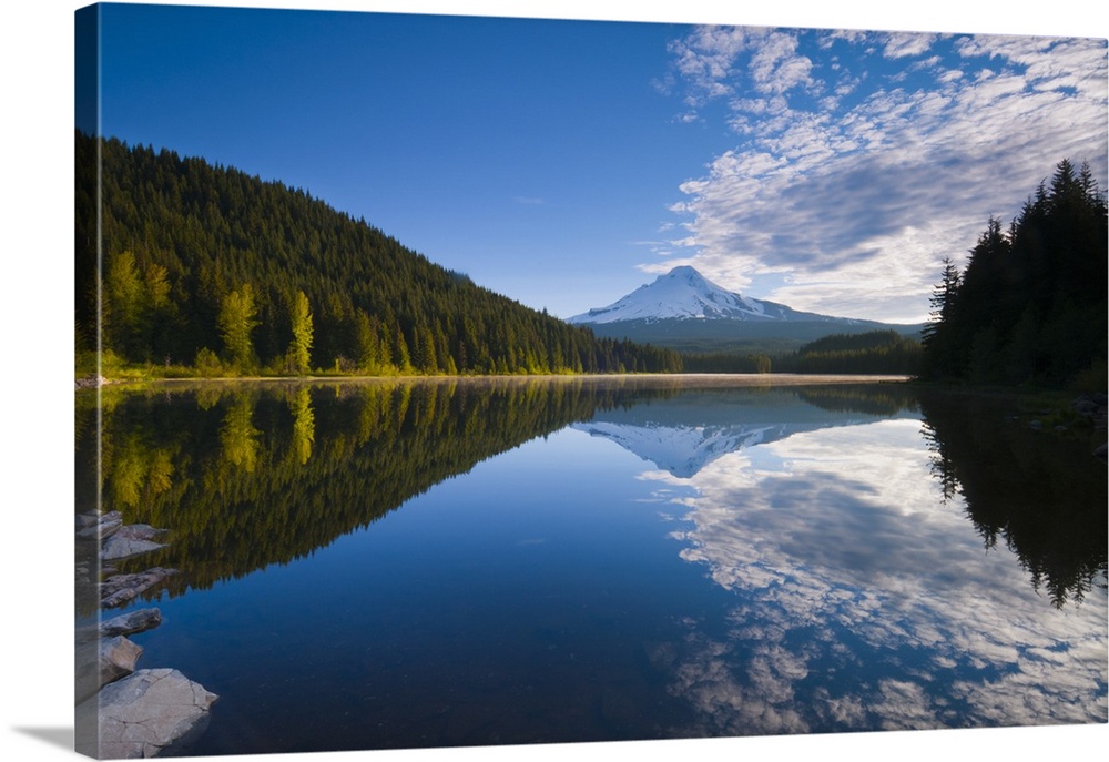 USA, Oregon, Clackamas County, View of Trillium Lake with Mt Hood in background