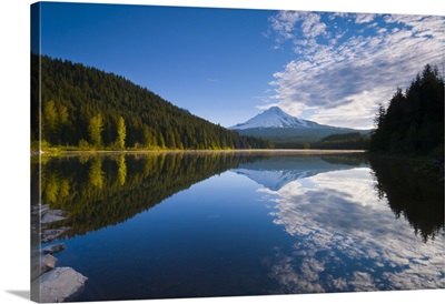 USA, Oregon, Clackamas County, View of Trillium Lake with Mt. Hood in background