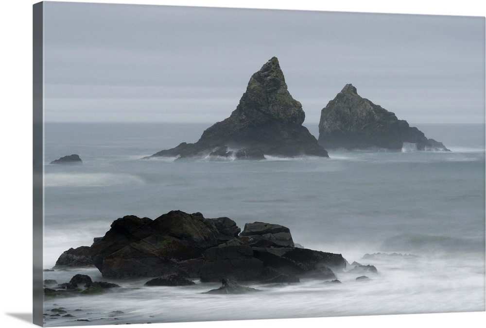 USA, Oregon, rocks in sea