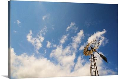 USA, Texas, Ranch windmill with water well pump against sky