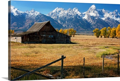 USA, Wyoming, Teton Range and barn