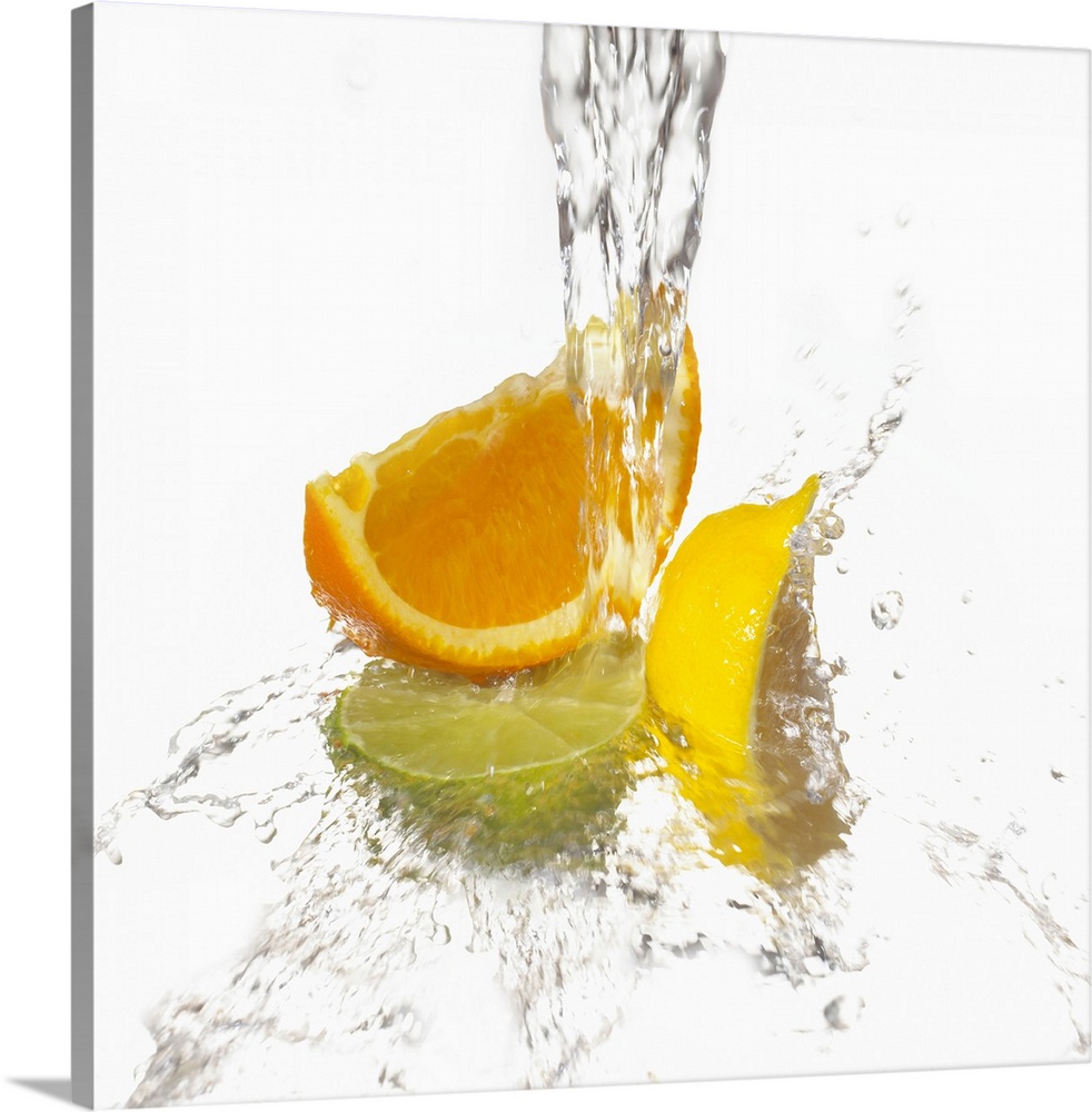 Water splashing on citrus slices