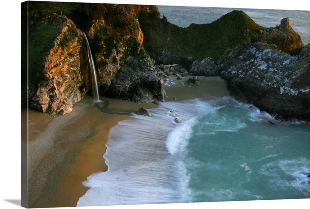 Waterfall at Cove - Julia Pfiefer Burns State Park, Big Sur, CaliforniaPacific Ocean.