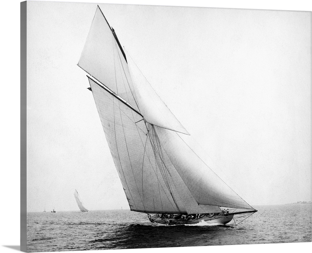 Yacht Columbia Sailing