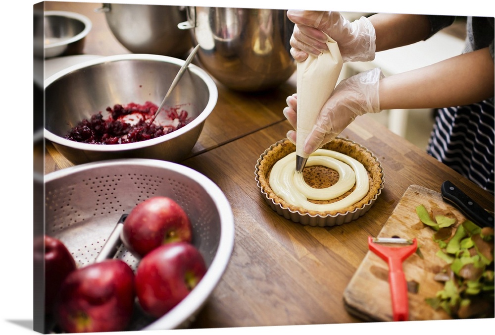 Apples, kiwi fruits, cranberry sauce for the pie