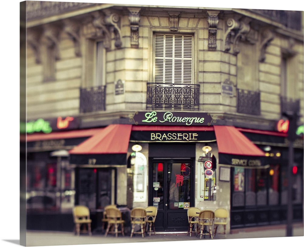 Center focused photograph of a Parisian restaurant.