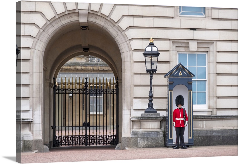 United Kingdom, England, London, Buckingham Palace, A soldier of the Queen's Foot Guard on duty outside the palace