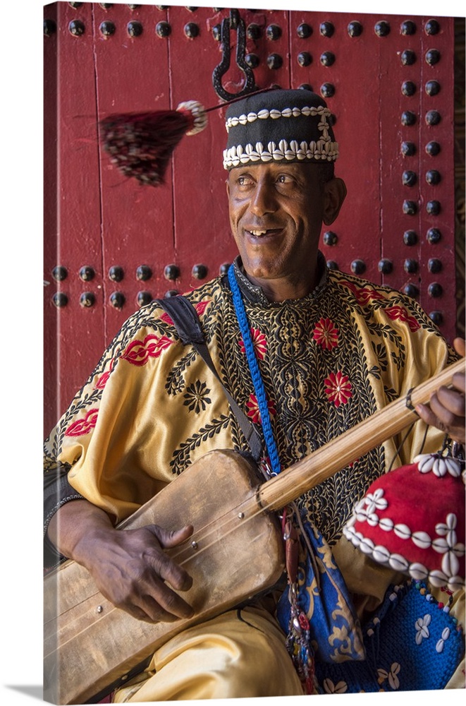 Africa, Morocco, Marrakesh, Medina,  A gouda musician