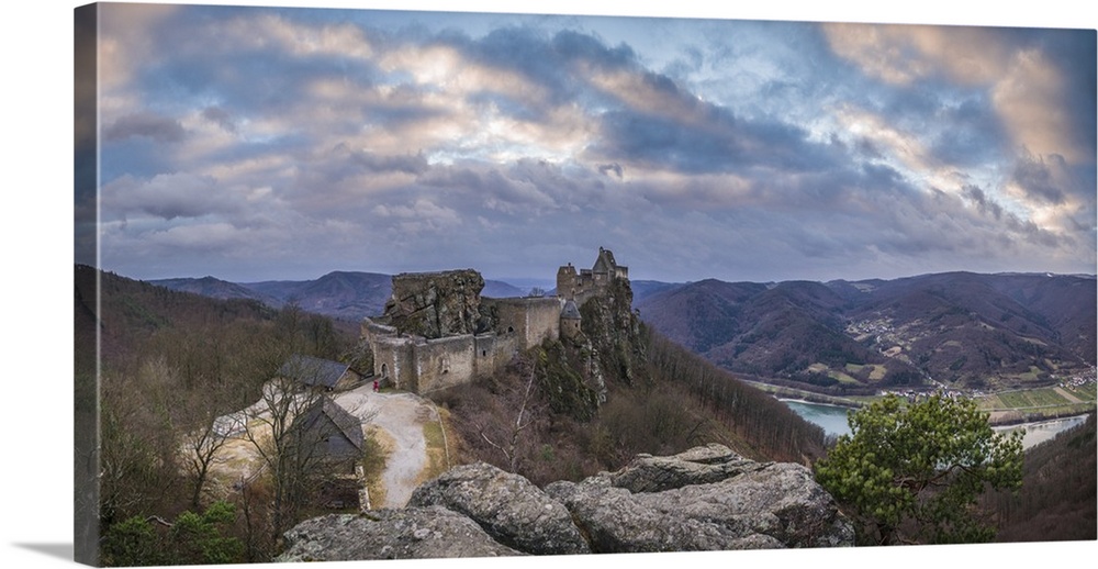 Austria, Lower Austria, Schonbuhel-Aggsbach, Burgruine Aggstein, Aggstein Castle ruins above the Danube River
