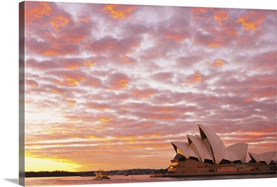 Australia, New South Wales, Sydney, Sydney Opera House, Boat in harbour at Sunrise