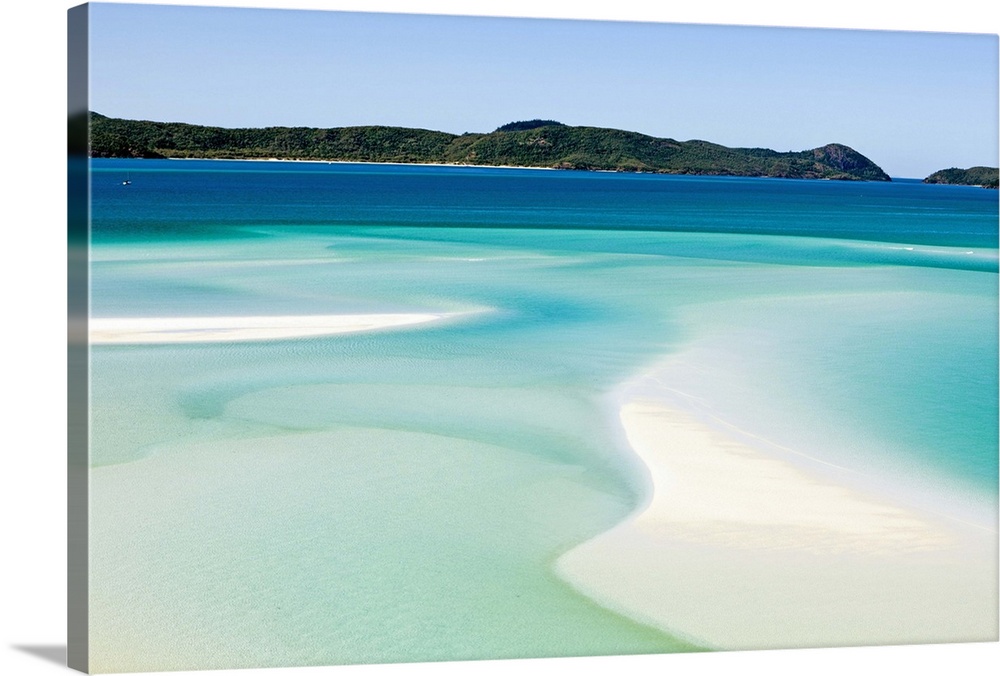 Australia, Queensland, Whitsundays, Whitsunday Island. The shifting white sands and turquoise waters of Hill Inlet.