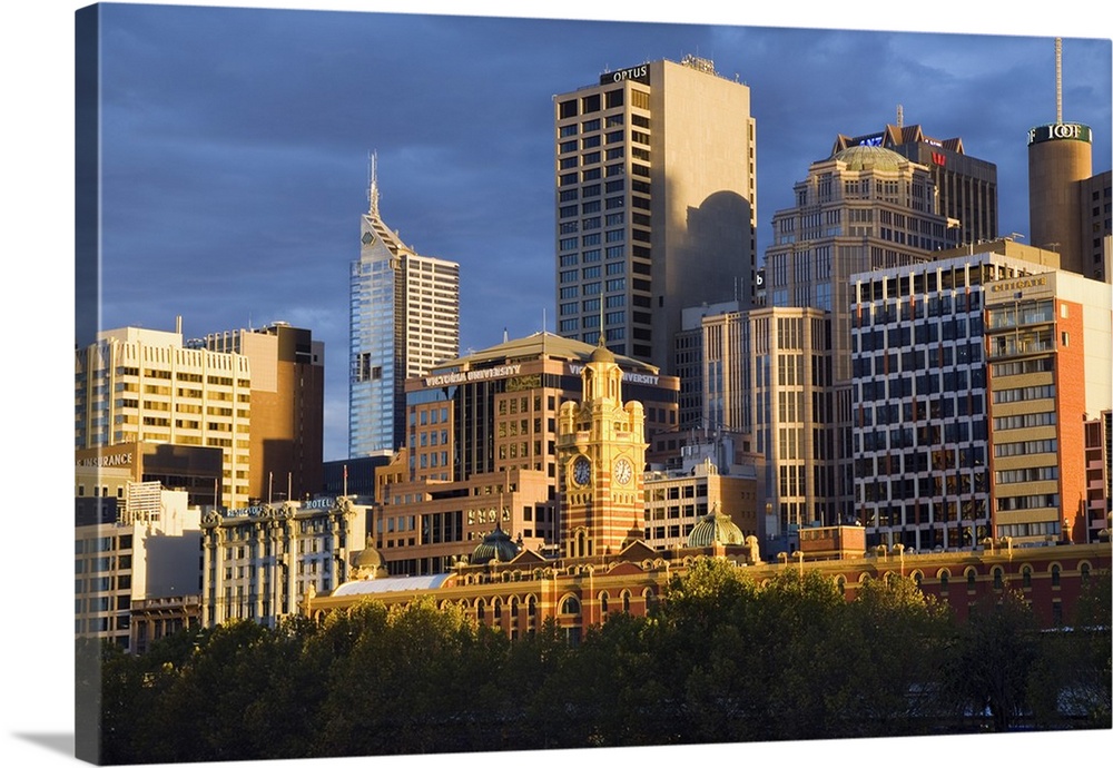 Australia, Victoria, Melbourne. City skyline at dawn.