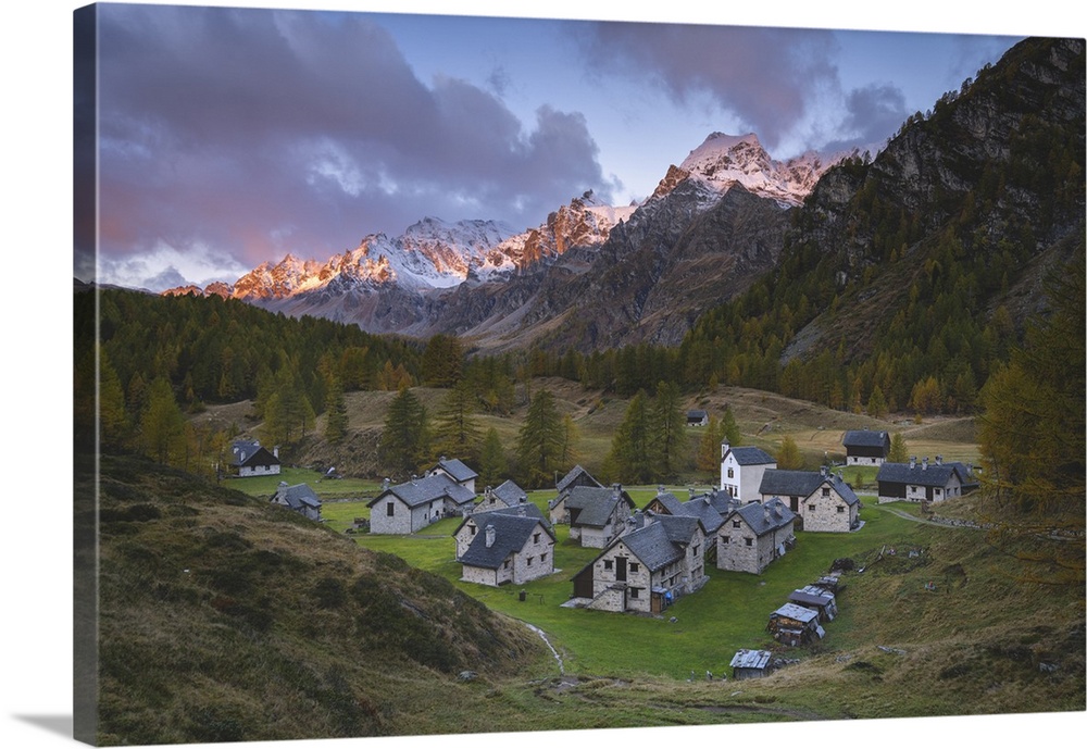 Autumnal view of the Crampiolo town with the mountains surrounding Alpe Devero. Alpe Devero, Devero valley, Antigorio vall...
