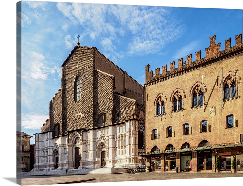 Basilica of San Petronio and Palazzo dei Notai, Piazza Maggiore, Bologna, Emilia-Romagna, Italy.