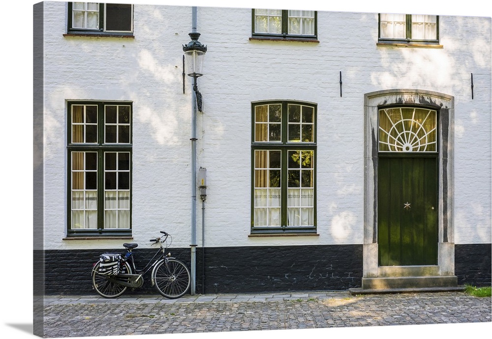 Belgium, West Flanders (Vlaanderen), Bruges (Brugge). Bicycle next to a house in the Begijnhof (Beguinage) of Bruges.