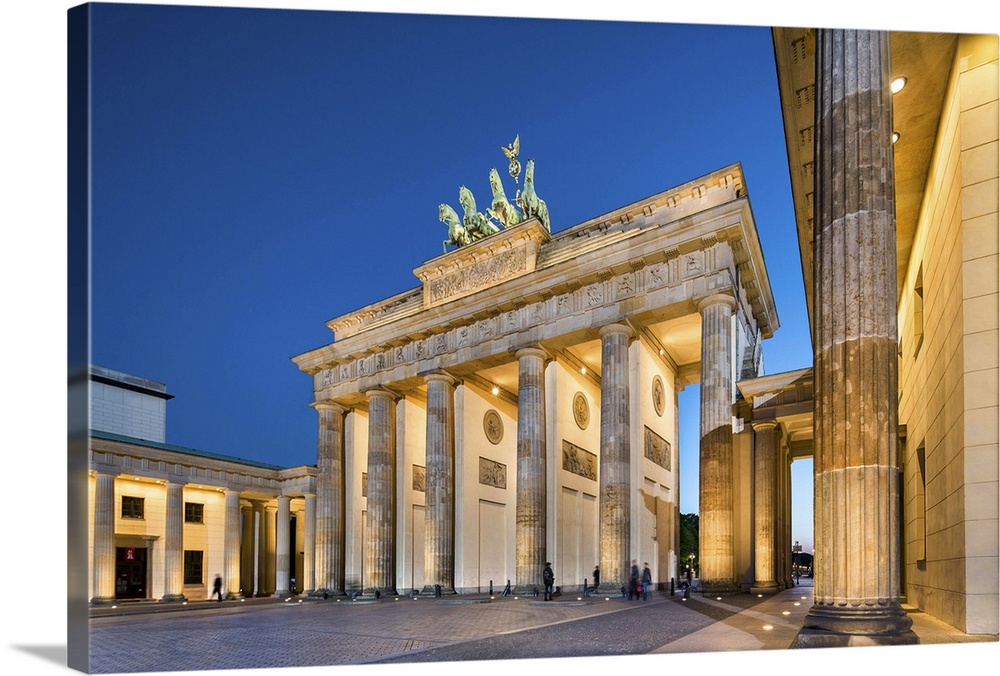 Brandenburg Gate, Pariser Platz, Berlin, Germany.