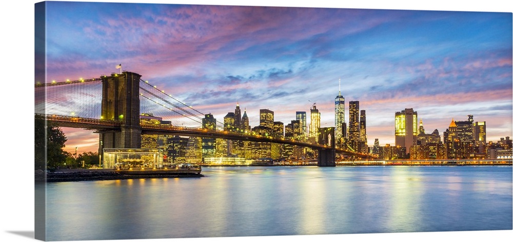Brooklyn Bridge and Manhattan skyline, New York, USA.