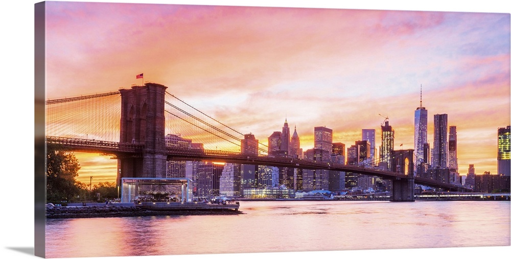 Brooklyn Bridge and Manhattan skyline, New York, USA.