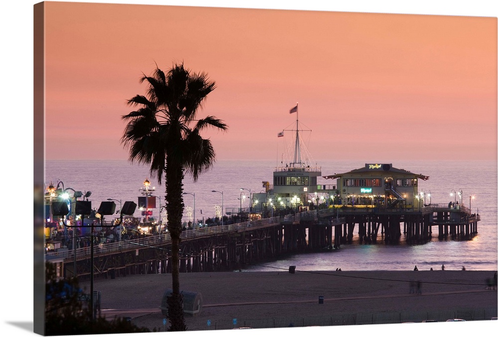 USA, California, Los Angeles, Santa Monica, Santa Monica Pier, dusk