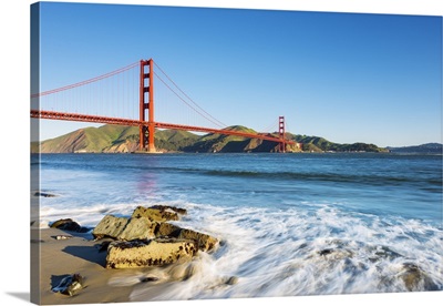 California, San Francisco, Golden gate bridge from Marine drive beach