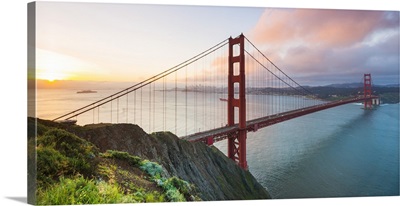 California, San Francisco, sunrise over the Golden Gate bridge