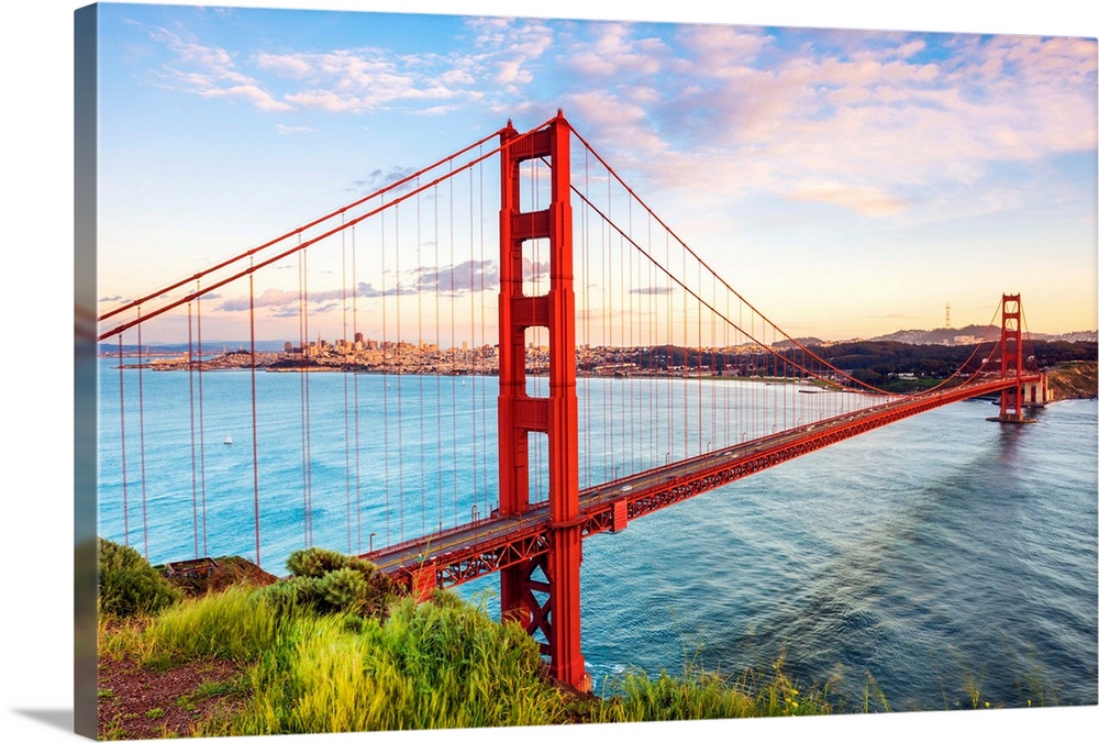 North America, USA, America, California, San Francisco, sunrise over the Golden Gate bridge.