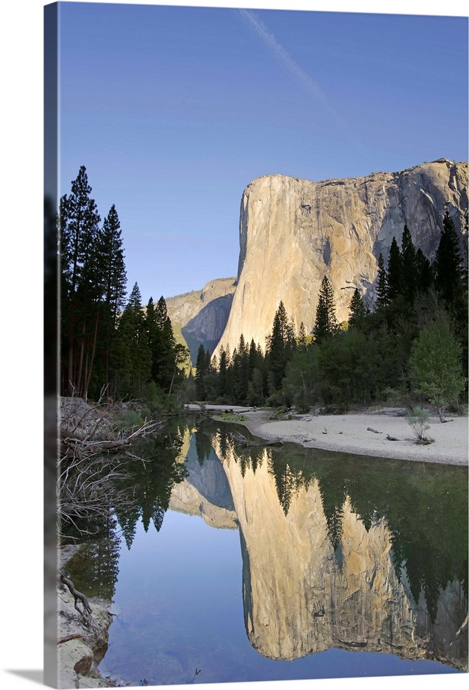 USA, California, Yosemite National Park, Merced River, Cathedral Beach and El Capitan