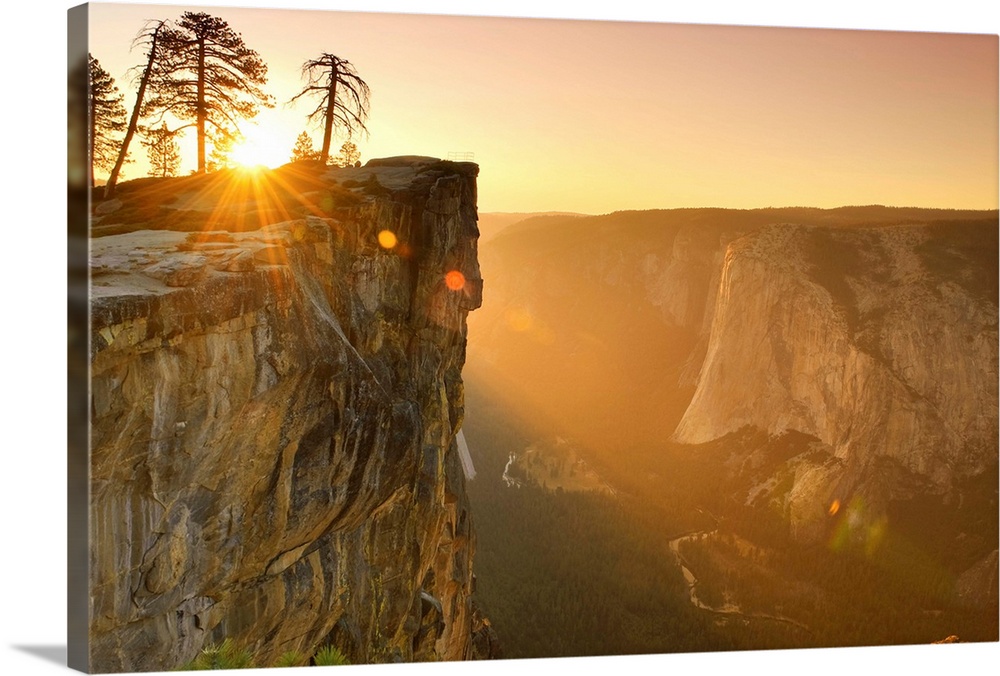 USA, California, Yosemite National Park, Taft Point, elevated view of El Capitan and Yosemite Valley