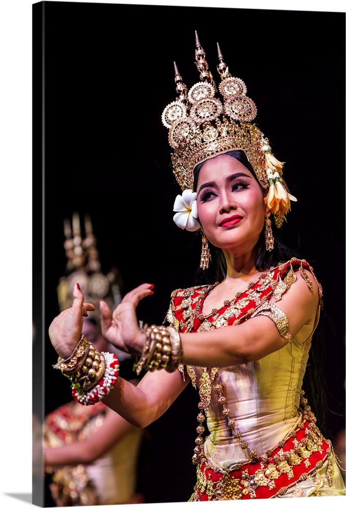 Cambodia, Phnom Penh, traditional dance performance, apsara dancer.