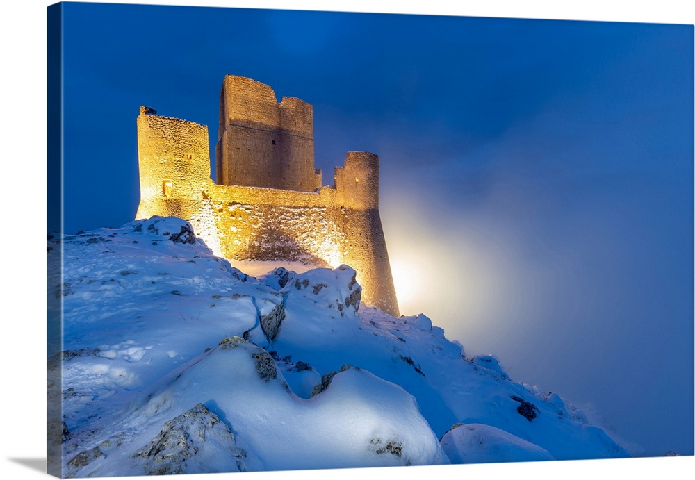 Castle of Rocca Calascio in winter during the dusk-Europe, Italy, Abruzzo, Province of L'Aquila, Gran Sasso e Monti della ...