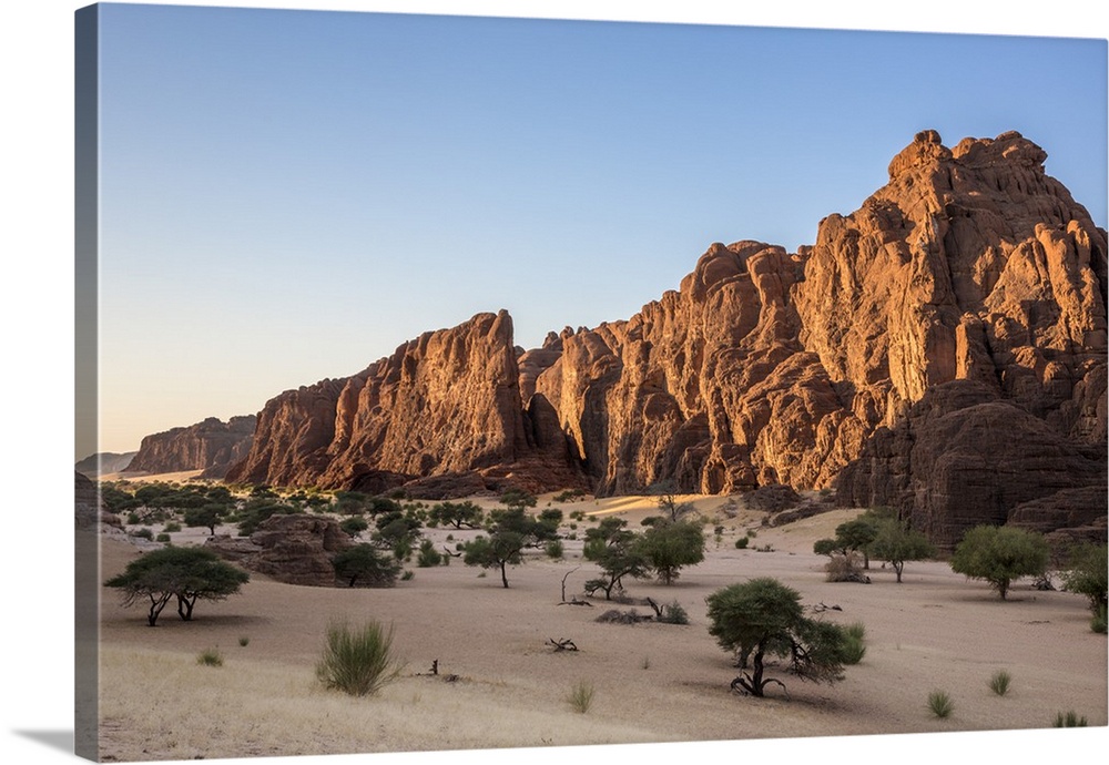 Chad, Bechike, Ennedi, Sahara. A long tall ridge of weathered Palaeozoic sandstone at the top of the Bechike Valley.