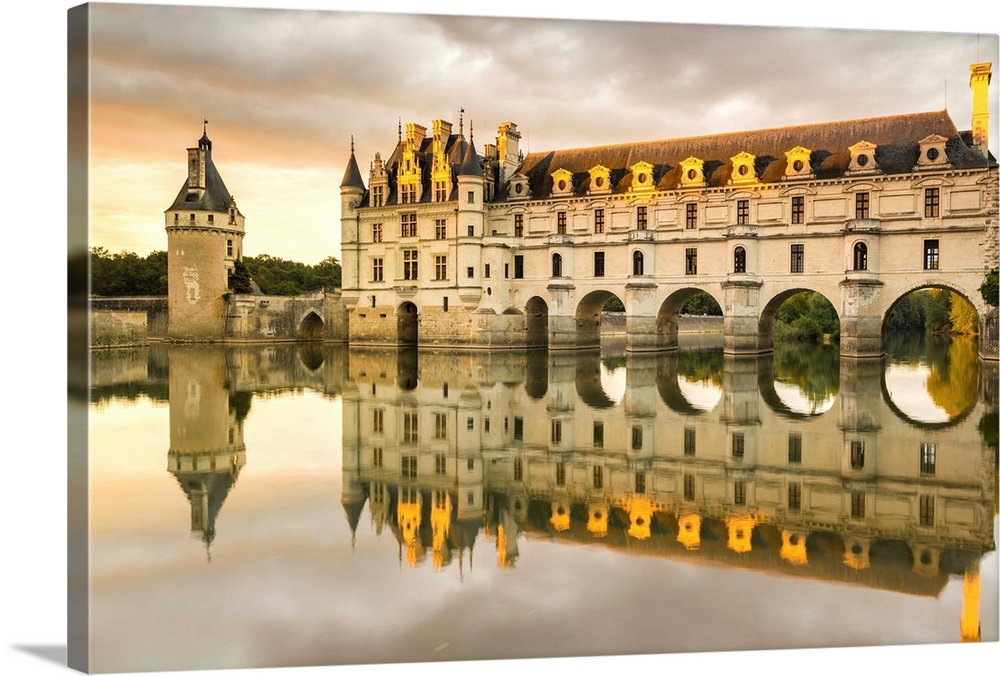 Chenonceau castle reflects itself on the Loire at sunset. Chenonceaux, Indre-et-Loire, France.