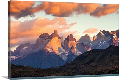 Chile, Magallanes Region, Torres del Paine National Park, dawn landscape
